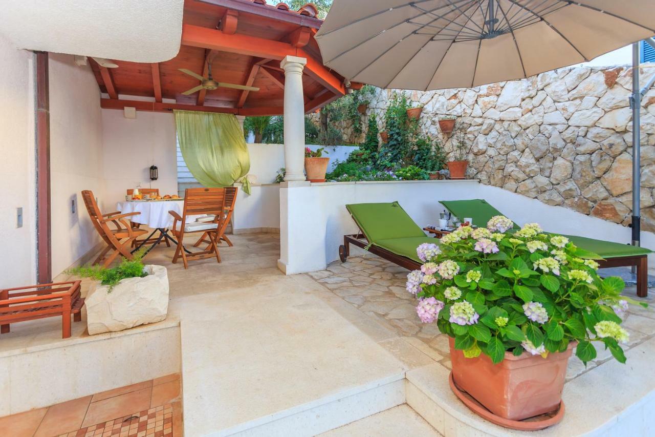 Holiday Home Lola, Sea On A Palm! Heated Pool トロギール 部屋 写真